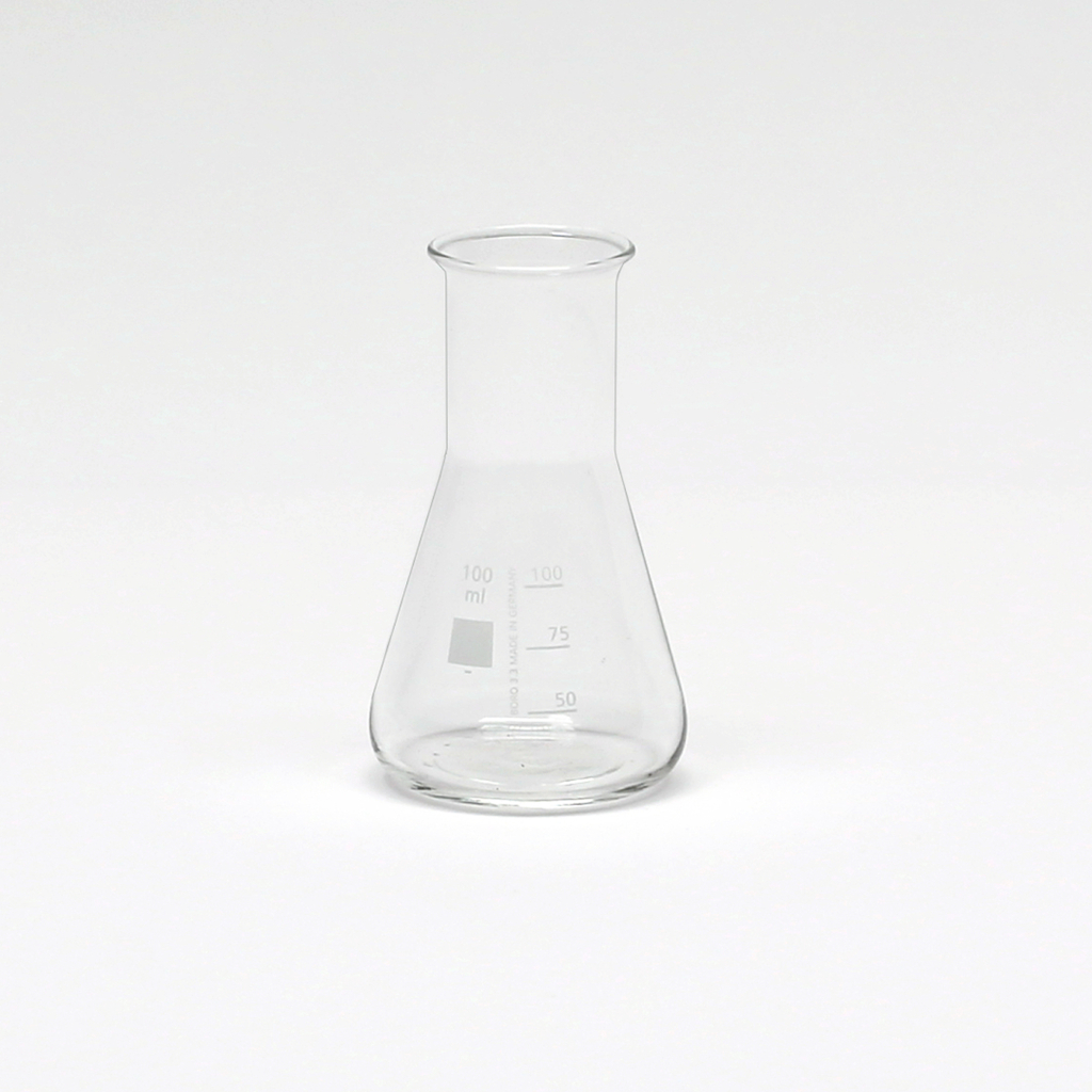 Das Bild zeigt einen transparenten Erlenmeyerkolben mit einer Kapazität von 100 ml. An der Seite sind Maßstriche zur genauen Abmessung von Flüssigkeiten aufgedruckt.