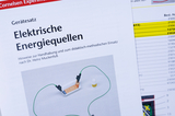 Das Bild zeigt eine Anleitung für einen Experimentiersatz zum Thema "Elektrische Energiequellen". Es enthält Informationen zur Handhabung und didaktischen Nutzung des Gerätes, das mit Anschlussdrähten und einer kleinen Schale dargestellt ist.