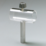 Das Bild zeigt ein transparentes Experimentiergerät mit einem zylindrischen Glasrohr, das auf einem metallischen Standfuß montiert ist. Oben befindet sich eine Schraube zur Befestigung, die eine flexible Handhabung ermöglicht.