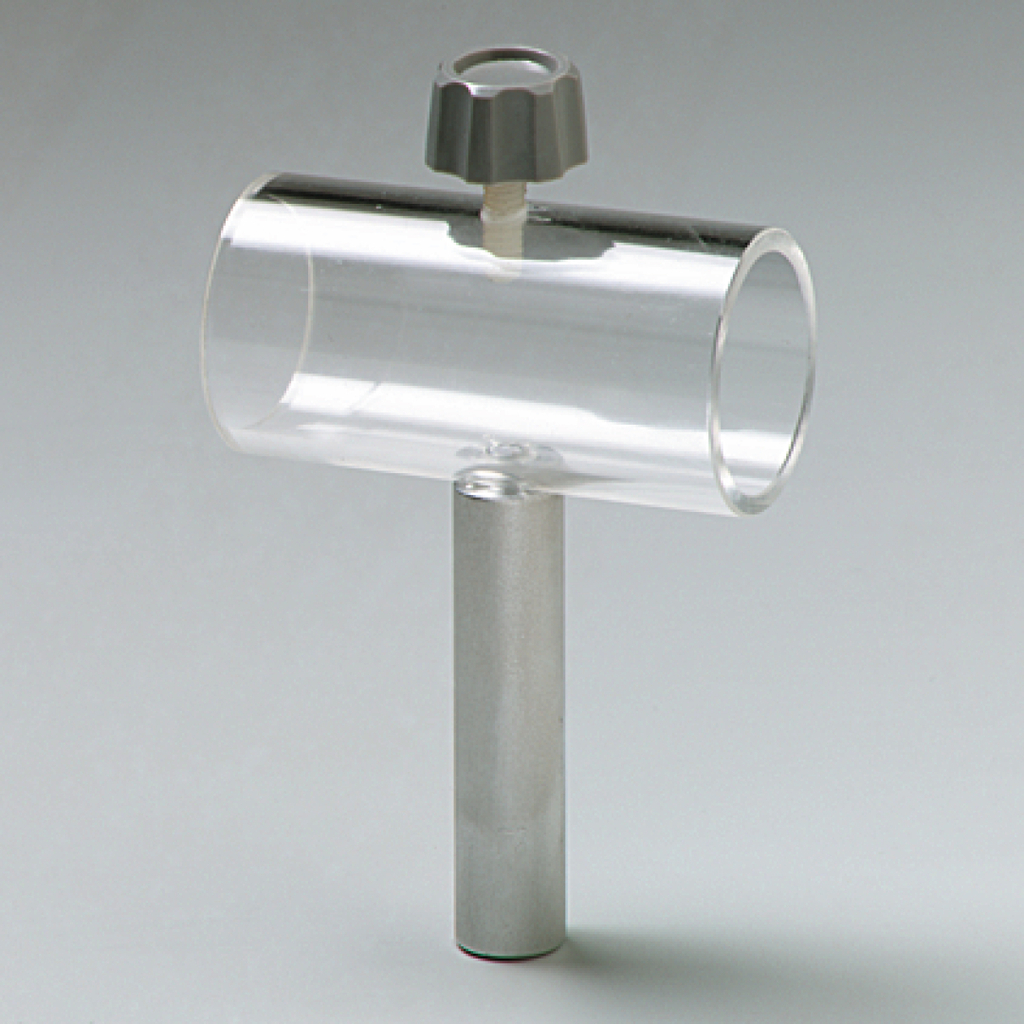Das Bild zeigt ein transparentes Experimentiergerät mit einem zylindrischen Glasrohr, das auf einem metallischen Standfuß montiert ist. Oben befindet sich eine Schraube zur Befestigung, die eine flexible Handhabung ermöglicht.