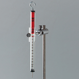 Das Bild zeigt ein Gerät zur Messung von Kräften, das an einem Ständer befestigt ist. Es verfügt über eine Skala von 0 bis 200 mN und einen Haken für das Anbringen von Gewichten oder Objekten.