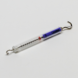 Das Bild zeigt ein Federwaage, die in einem transparenten Gehäuse untergebracht ist. Sie ist mit einer Skala zur Messung des Gewichts und einem Haken zum Befestigen von Objekten ausgestattet.