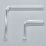 Das Bild zeigt zwei durchsichtige Glasröhren in L-Form, die für Experimente im Bildungsbereich verwendet werden können. Die Röhren sind in unterschiedlichen Größen angeordnet und scheinen für chemische oder physikalische Anwendungen gedacht zu sein.