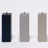 Das Bild zeigt drei rechteckige Blöcke aus unterschiedlichen Materialien, die in einem Experimentierbedarf-Shop angeboten werden. Die Blöcke sind beschriftet mit den chemischen Symbolen für Aluminium (Al) und Eisen (Fe) sowie einem dunklen Block, dessen Material nicht identifiziert ist.