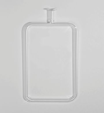 Das Bild zeigt ein rechteckiges, transparentes Glasgefäß mit einem seitlichem Abzweig. Dieses Laborgerät ist für experimentelle Anwendungen im Bildungsbereich konzipiert und vielseitig einsetzbar.