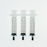 Das Bild zeigt drei Plastikspritzen, die auf einem weißen Hintergrund angeordnet sind. Jede Spritze ist mit einer Skala zur genauen Abmessung von Flüssigkeiten versehen und eignet sich somit für verschiedene Experimente im Bildungswesen.