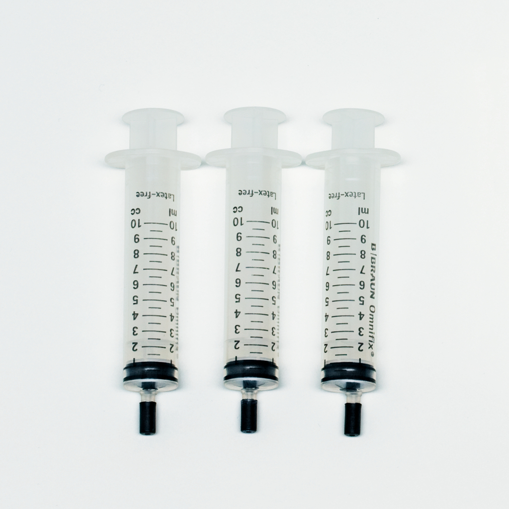 Das Bild zeigt drei Plastikspritzen, die auf einem weißen Hintergrund angeordnet sind. Jede Spritze ist mit einer Skala zur genauen Abmessung von Flüssigkeiten versehen und eignet sich somit für verschiedene Experimente im Bildungswesen.