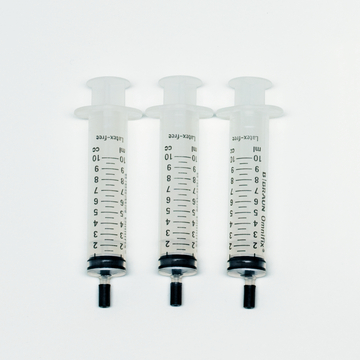 Das Bild zeigt drei Plastikspritzen, die auf einem weißen Hintergrund angeordnet sind. Jede Spritze ist mit einer Skala zur genauen Abmessung von Flüssigkeiten versehen und eignet sich somit für verschiedene Experimente im Bildungswesen.