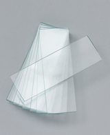 Das Bild zeigt eine Reihe transparenter Glasplatten, die übereinander gestapelt sind. Diese Platten sind vermutlich für wissenschaftliche Experimente oder Bildungszwecke im Schulbereich gedacht.