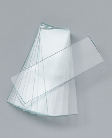 Das Bild zeigt eine Reihe transparenter Glasplatten, die übereinander gestapelt sind. Diese Platten sind vermutlich für wissenschaftliche Experimente oder Bildungszwecke im Schulbereich gedacht.