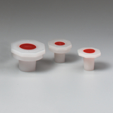 Das Bild zeigt drei verschiedene Größen von weißen Kunststoffstopfen mit roten Oberflächen. Diese Stopfen sind für den Einsatz in Experimenten und im Bildungseinrichtungen konzipiert, um Flüssigkeiten sicher abzuschließen.
