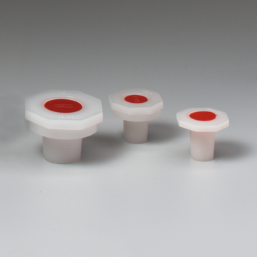 Das Bild zeigt drei verschiedene Größen von weißen Kunststoffstopfen mit roten Oberflächen. Diese Stopfen sind für den Einsatz in Experimenten und im Bildungseinrichtungen konzipiert, um Flüssigkeiten sicher abzuschließen.