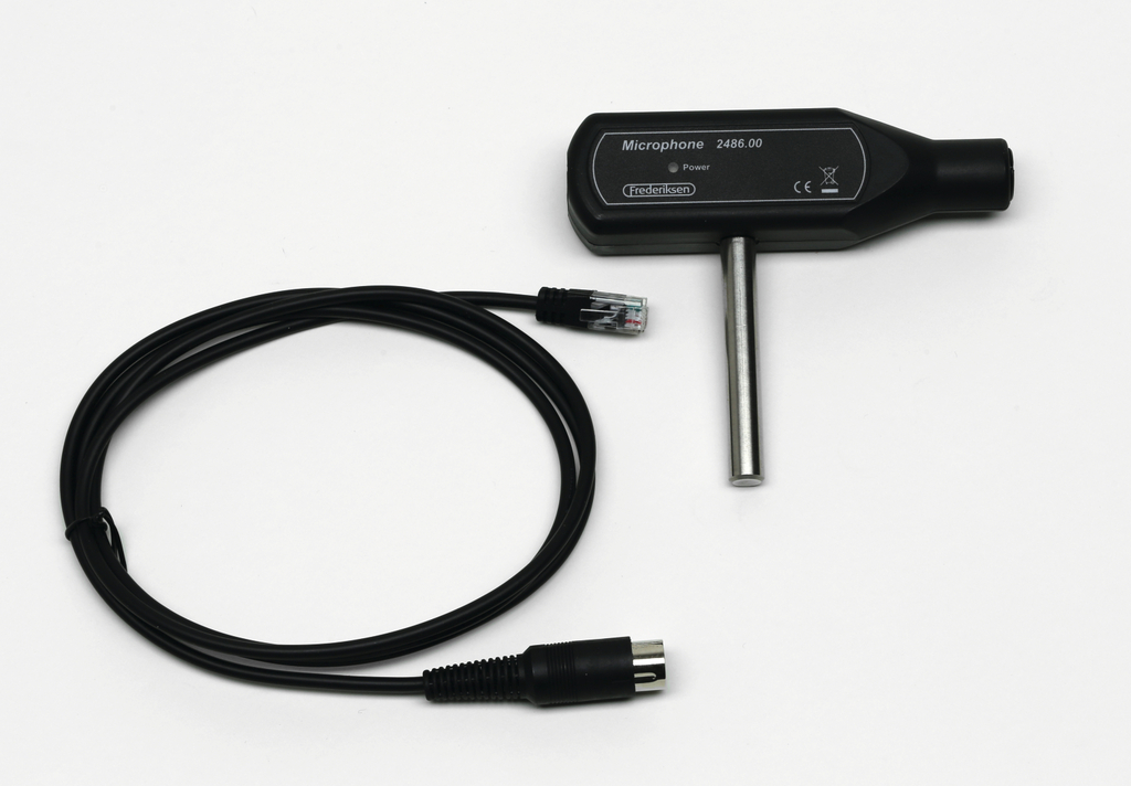 Das Bild zeigt ein Mikrofon mit einem langen, grauen Kabel und einem Stecker. Es ist für den Einsatz in Experimenten im Bildungsbereich konzipiert und ermöglicht die Messung von Schallwellen oder Tönen.