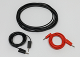Das Bild zeigt verschiedene Kabel, die in Experimenten verwendet werden können. Es sind zwei schwarze Kabel mit Stecker und ein rotes Kabel, das ebenfalls mit Steckern ausgestattet ist, um elektrische Verbindungen herzustellen.