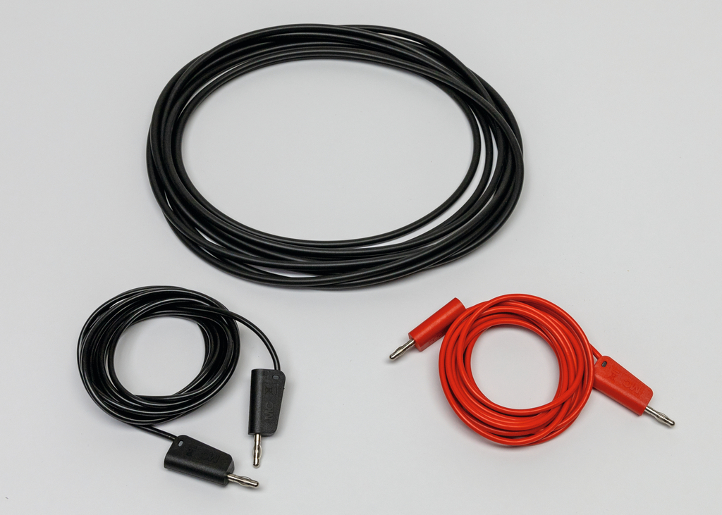 Das Bild zeigt verschiedene Kabel, die in Experimenten verwendet werden können. Es sind zwei schwarze Kabel mit Stecker und ein rotes Kabel, das ebenfalls mit Steckern ausgestattet ist, um elektrische Verbindungen herzustellen.