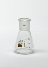 Das Bild zeigt einen Erlenmeyerkolben mit einem Fassungsvermögen von 100 ml. Er besteht aus klarem Glas und ist mit Skalenangaben zur Volumenmessung versehen.