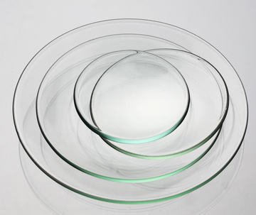 Das Bild zeigt eine Reihe von klaren, runden Glasplatten in verschiedenen Größen, die übereinander gestapelt sind. Diese Platten können für verschiedene Experimente und wissenschaftliche Anwendungen im Bildungswesen verwendet werden.