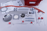 Das Bild zeigt ein Set aus verschiedenen Laborgeräten und -materialien, das für Experimentierzwecke im Bildungsbereich dient. Dazu gehören Glaswaren, Verbindungselemente und Anleitungen zur Durchführung von Experimenten, vermutlich zur Destillation.