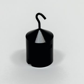 Das Bild zeigt ein schwarzes Experimentiergerät mit einem konischen Kopf und einem Haken, das vermutlich in naturwissenschaftlichen Schulen verwendet wird. Es scheint für die Durchführung von physikalischen Experimenten geeignet zu sein, möglicherweise zur Gewichts- oder Aufhängemessung.