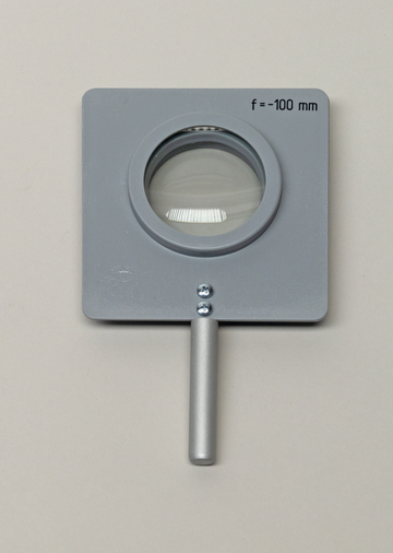 Das Bild zeigt eine Lupe mit einem grauen Kunststoffrahmen und einem kurzen Griff. Die Linse hat eine Brennweite von -100 mm, was auf eine Vergrößerungsfunktion hinweist, die für Experimente und Bildungszwecke verwendet werden kann.