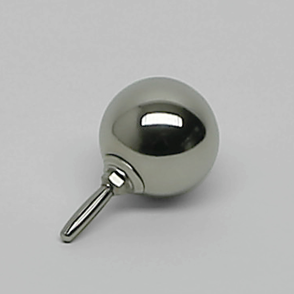 Das Bild zeigt ein silbernes Pendel, das aus einer glatten Metallkugel und einem stabilen Aufhängungsstift besteht. Dieses Experimentiergerät eignet sich zur Demonstration physikalischer Prinzipien wie Schwingungen und Pendelbewegungen.