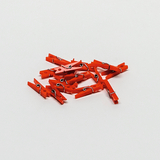 Das Bild zeigt eine Ansammlung von roten Wäscheklammern auf einem weißen Hintergrund. Diese Klammern könnten für verschiedene Experimente im Bildungsbereich verwendet werden.