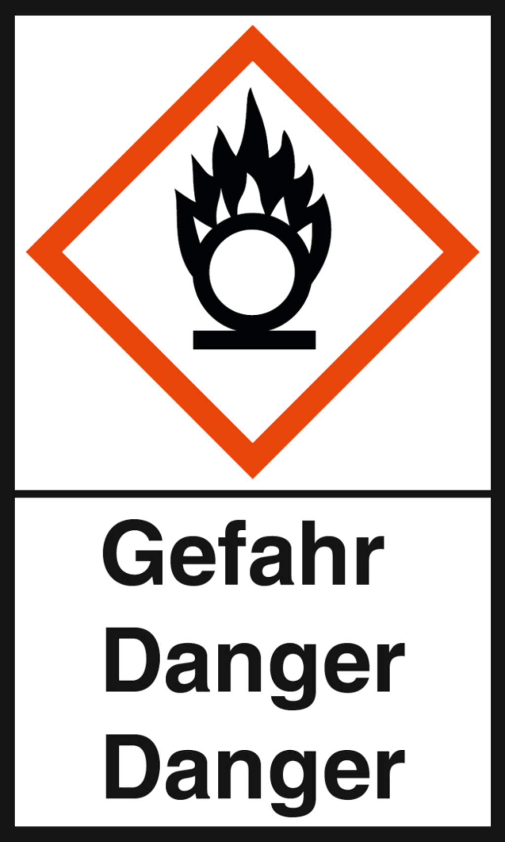 Das Bild zeigt ein Sicherheitszeichen, das vor brennbaren Gasen oder chemischen Stoffen warnt. Es ist in einem diamantförmigen Rahmen gestaltet und enthält die Aufschrift „Gefahr“ sowie die Übersetzung „Danger“ in zwei Sprachen.