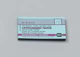 Das Bild zeigt eine Packung mit 100 Streifen neutralem Lackmuspapier, das zur pH-Wert-Bestimmung eingesetzt wird. Die Verpackung stammt von der Firma Macherey-Nagel und enthält mehrsprachige Beschreibungen der Produkteigenschaften.
