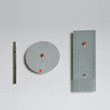 Das Bild zeigt drei experimentelle Geräte aus Metall: einen zylindrischen Stab, eine runde Platte und ein rechteckiges, geripptes Element. Alle Teile sind mit kleinen roten Markierungen versehen und scheinen für physikalische Experimente im Bildungsbereich konzipiert zu sein.