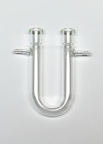 Das Bild zeigt ein transparentes Glasgerät in U-Form mit zwei seitlichen Anschlüssen. Es wird häufig in chemischen Experimenten verwendet, um Gase oder Flüssigkeiten zu verbinden.