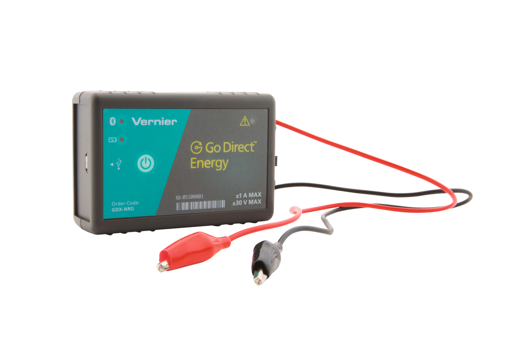 Das Bild zeigt ein Gerät namens "Go Direct Energy" von Vernier, das zur Messung von elektrischer Energie verwendet wird. Es verfügt über eine Anzeige und zwei Kabel in rot und schwarz, die typischerweise zur Verbindung mit anderen elektrischen Komponenten dienen.