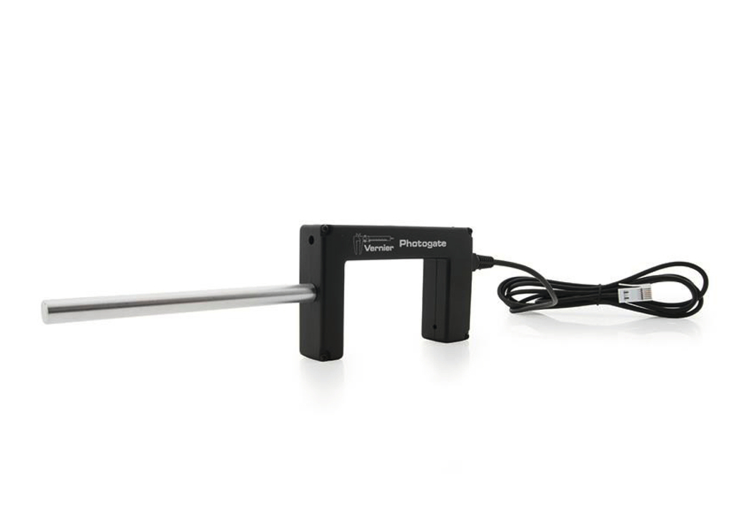 Das Bild zeigt ein Photogate von Vernier, ein Gerät, das in Experimenten zur Messung von Zeiten und Geschwindigkeiten eingesetzt wird. Es hat eine schwarze Kunststoffbasis und einen silbernen Sensorarm, der mit einem Kabel verbunden ist.