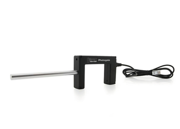 Das Bild zeigt ein Photogate von Vernier, ein Gerät, das in Experimenten zur Messung von Zeiten und Geschwindigkeiten eingesetzt wird. Es hat eine schwarze Kunststoffbasis und einen silbernen Sensorarm, der mit einem Kabel verbunden ist.