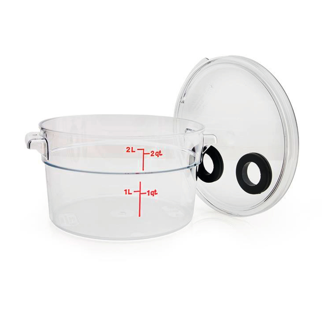 Das Bild zeigt einen transparenten Behälter mit einem Deckel, der über zwei seitliche Griffe verfügt. Der Behälter ist mit Maßangaben für 1 Liter und 2 Liter versehen, was ihn ideal für Experimente im Bildungsbereich macht.