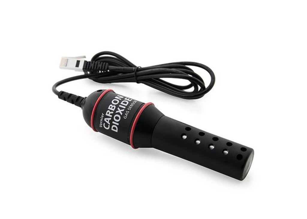 Das Bild zeigt einen CO₂-Sensor mit einem schlanken, schwarzen Gehäuse und einem roten Ring, der die Beschriftung "CARBON DIOXIDE" trägt. Er ist mit einem Kabel ausgestattet, das für die Verbindung zu einem Messgerät oder Computer dient.