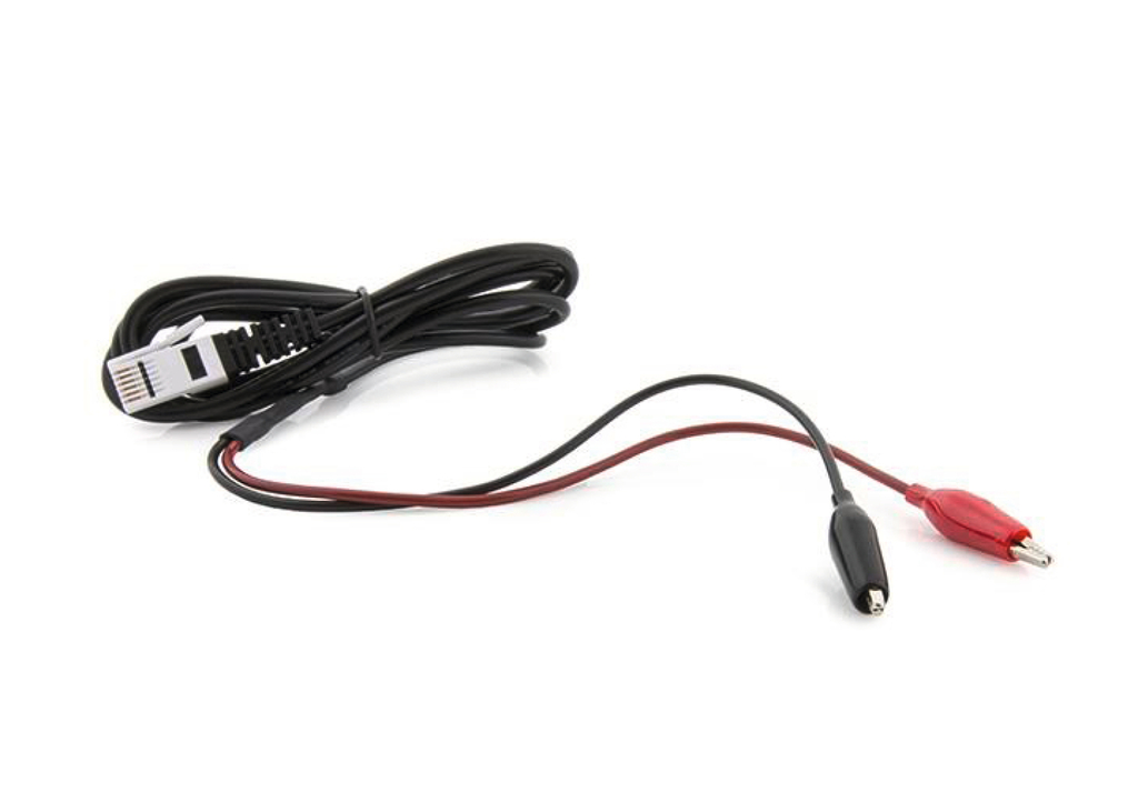 Das Bild zeigt ein Verbindungskabel mit einem RJ45-Stecker und zwei sogenannten krokodilartigen Clips in Rot und Schwarz. Dieses Kabel wird häufig in der Experimentierausstattung verwendet, um elektrische Schaltungen zu verbinden.