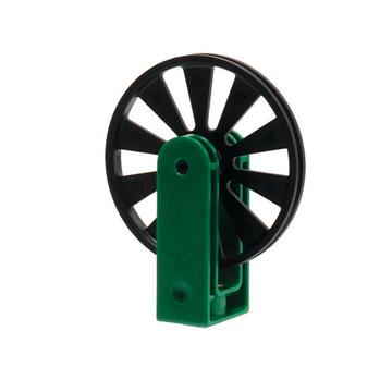 Das Bild zeigt eine schwarze Scheibe mit Speichen, die auf einer grünen Halterung montiert ist. Dieses Gerät könnte Teil eines Experiments zur Demonstration von physikalischen Konzepten wie Bewegung oder Energieübertragung im Bildungswesen sein.