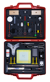 Das Bild zeigt eine rote Werkzeugkiste, die mit verschiedenen Experimentiermaterialien bestückt ist. In der Kiste befinden sich unter anderem Messgeräte, Chemikalien, Gläser und diverse Utensilien, die für naturwissenschaftliche Experimente genutzt werden können.