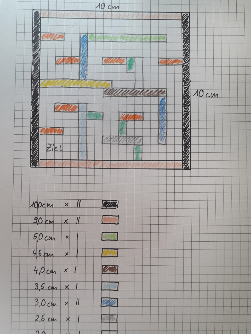 Gezeichnetes Puzzle in einem 10 cm x 10 cm Raster zeigt verschiedene farbige Bl&ouml;cke und ein Ziel. Daneben ist eine Liste mit Ma&szlig;en der Bl&ouml;cke und deren H&auml;ufigkeit aufgelistet, die zur Konstruktion verwendet werden sollen.