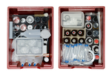Im Kasten sind verschiedene Behälter, Pipetten und andere Laborwerkzeuge übersichtlich angeordnet. Die Ausstattung eignet sich besonders für experimentelle Arbeiten in Schulen und Bildungseinrichtungen.