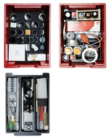 Verschiedene Experimentiermaterialien sind in drei praktischen Behältern angeordnet. Die Inhalte umfassen Glasgefäße, chemische Substanzen, Messgeräte und verschiedene Werkzeuge für den Unterricht im naturwissenschaftlichen Bereich.