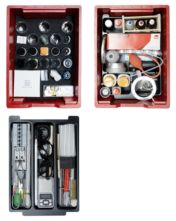 Verschiedene Experimentiermaterialien sind in drei praktischen Behältern angeordnet. Die Inhalte umfassen Glasgefäße, chemische Substanzen, Messgeräte und verschiedene Werkzeuge für den Unterricht im naturwissenschaftlichen Bereich.