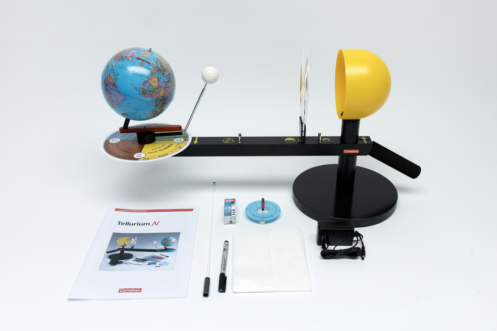 Ein Modell zur Demonstration des Sonnensystems zeigt eine Erdkugel, eine gelbe Sonne und weitere Objekte zur Veranschaulichung astronomischer Konzepte. Dazu gehören auch ein Handbuch und verschiedene Zubehörteile zur Durchführung von Experimenten.
