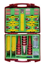 Ein Kasten aus robustem Kunststoff enthält verschiedene experimentelle Materialien, die für den Bildungsbereich geeignet sind. Darin befinden sich unter anderem elektrische Komponenten, Schläuche, Messgeräte und Halterungen, die für diverse physikalische Experimente verwendet werden können.