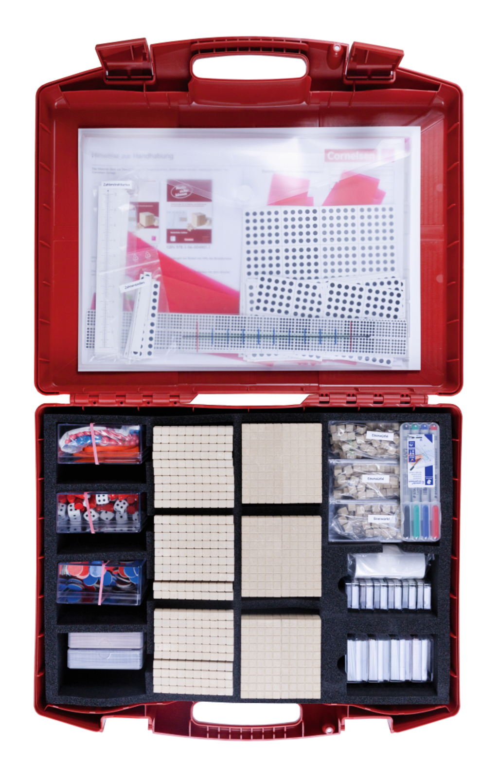 Im roten Koffer sind verschiedene Materialien für Experimente im Bildungswesen untergebracht. Darunter befinden sich Bausteine, Marker, Spielwürfel sowie Anleitungen und weitere Utensilien zur Förderung des Lernens.