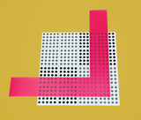 Auf einer leuchtend gelben Unterlage sind quadratische Platten mit einem Muster aus schwarzen und grauen Punkten angeordnet. Darauf liegen zwei breite, pinkfarbene Streifen in einer L-Form, die einen geometrischen Aspekt verdeutlichen.