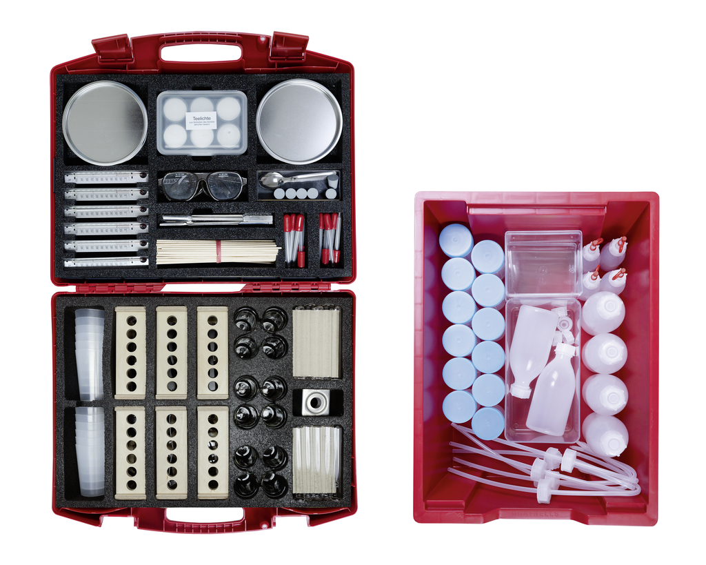 Ein Experimentier-Kit bietet eine Vielzahl von Materialien wie Messgeräte, Becher, Pipetten und Schutzbrillen, die für wissenschaftliche Experimente im Bildungsbereich verwendet werden können. Es besteht aus einem roten Koffer und einer separaten Box mit weiteren Komponenten, ideal für Schüler und Lehrer.