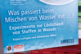 Der Inhalt beschreibt Experimente zur Löslichkeit von Stoffen in Wasser und fokussiert auf das Mischen von Wasser mit verschiedenen Substanzen. Es handelt sich um eine Anleitung mit Kopiervorlagen und didaktischen Hilfen für den Bildungsbereich.