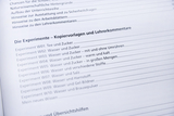 Eine Liste von Experimenten ist abgebildet, die sich auf verschiedene Aspekte von Wasser und Zucker konzentriert. Die Experimente sind für den Einsatz im Bildungsbereich aufgeführt und dienen als Kopiervorlagen und Lehrerkommentare.