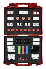 Ein roter Koffer enthält eine Vielzahl von Experimentiermaterialien, darunter Bauteile in verschiedenen Farben und Formen sowie mechanische Elemente. Diese Zusammenstellung ist ideal für praktische Lernaktivitäten im Bildungsbereich.